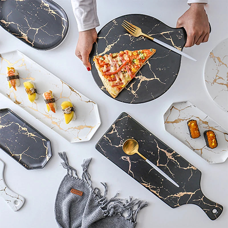Vajilla de cerámica blanca, negra y dorada, ideal para pizza, postres, filetes y como bandeja decorativa.