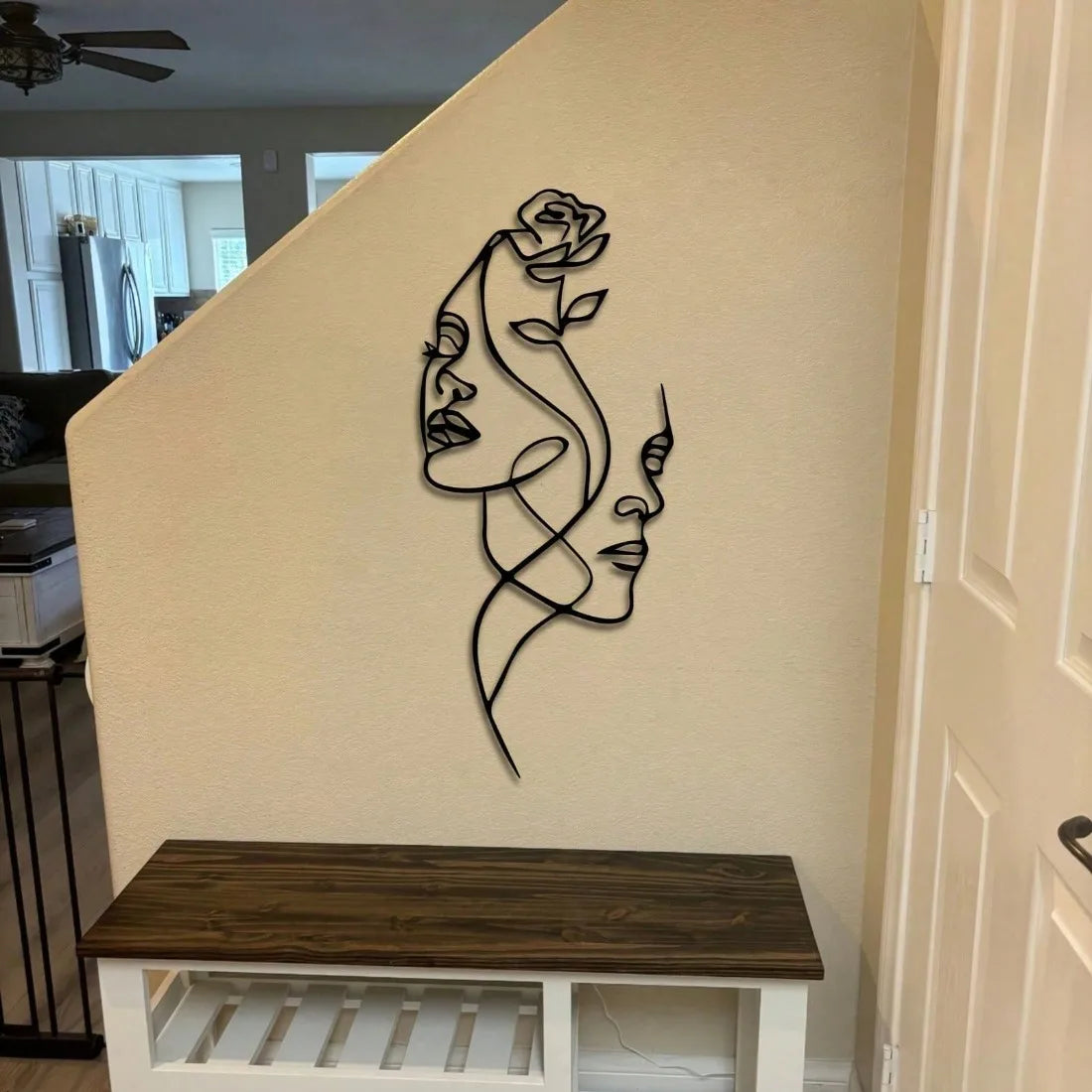 Silueta minimalista de pareja en metal para pared - Escultura abstracta romántica entrelazada con detalles florales, elegante y vertical.