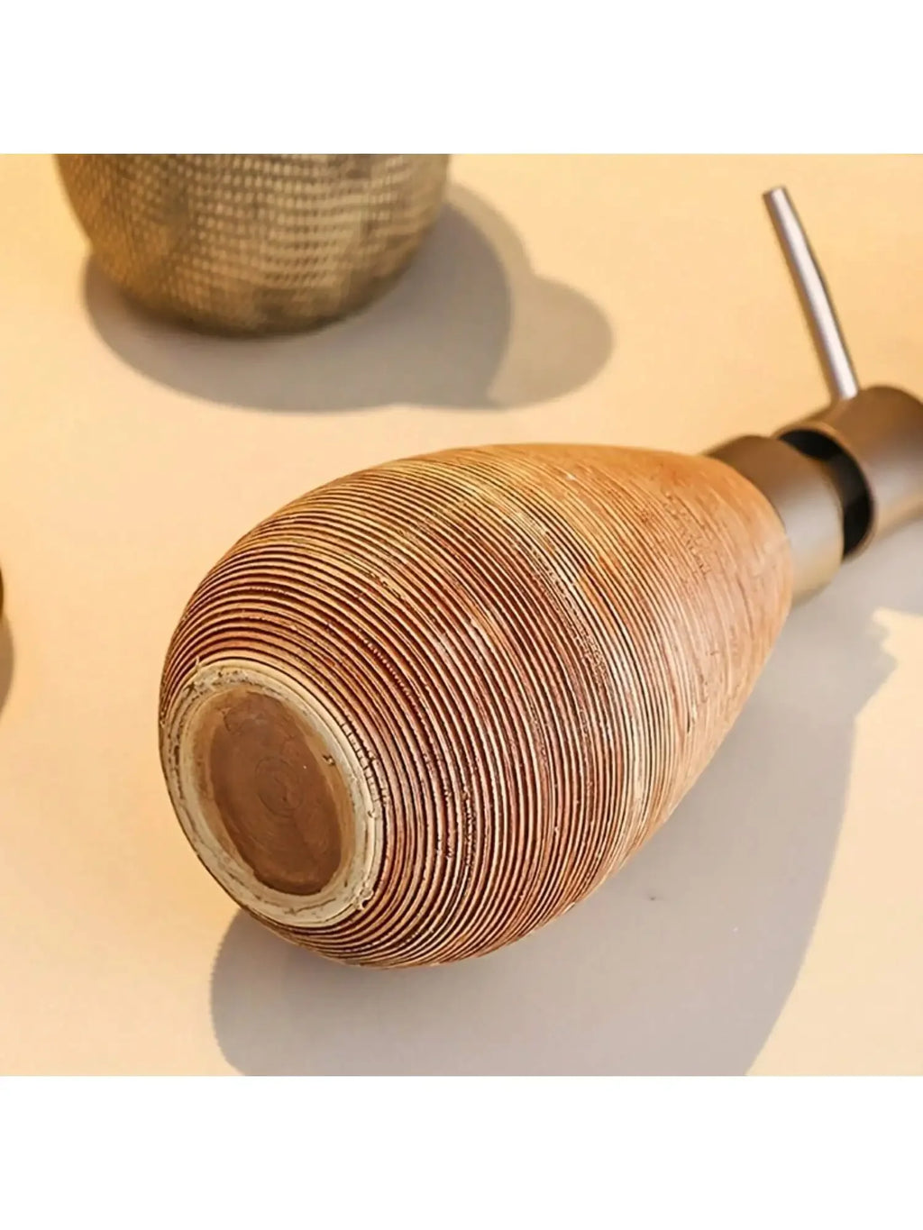 Dispensador de jabón cerámico de estilo retro con bomba, ideal para baños, cocinas y aseos.