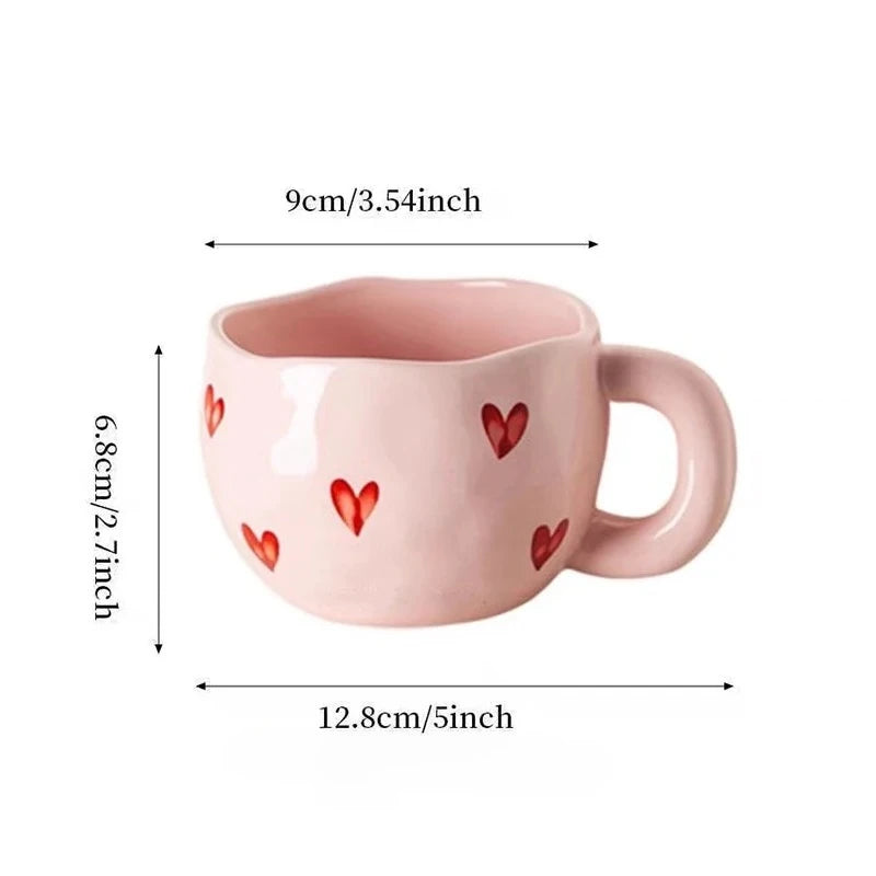 Taza de café de cerámica con diseño de corazón pintado a mano y asa para té con leche. Regalo romántico para parejas en San Valentín y aniversario.