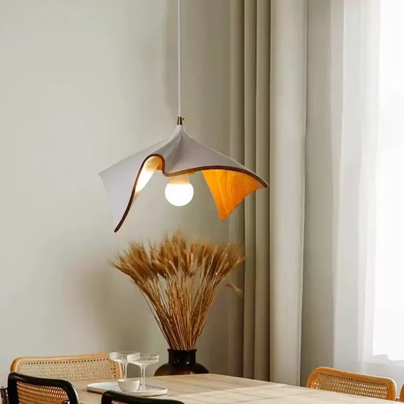 Lámpara de techo LED con pantalla de resina negra y blanca de diseño minimalista, ideal para decorar mesas de comedor, bares y dormitorios.
