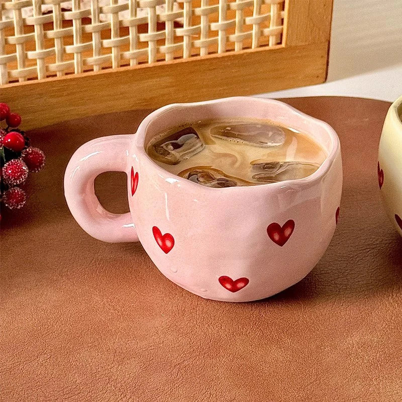 Taza de café de cerámica con diseño de corazón pintado a mano y asa para té con leche. Regalo romántico para parejas en San Valentín y aniversario.