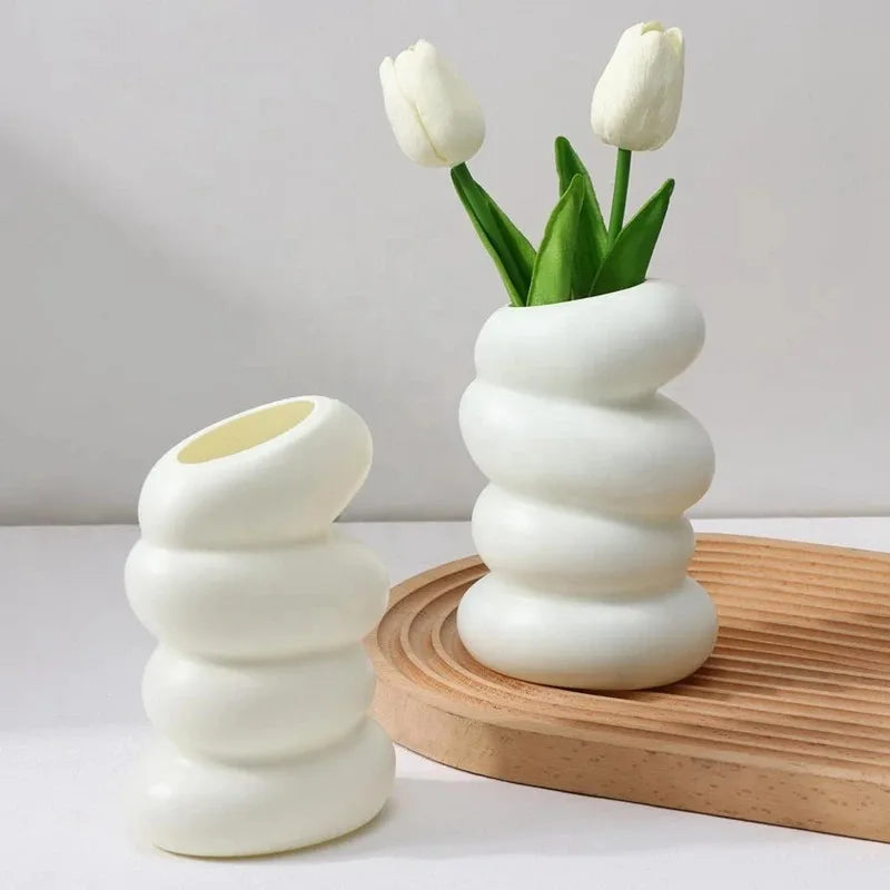 1 jarrón blanco de plástico en espiral, estilo nórdico, creativo, para arreglos florales, ideal para la decoración del hogar, la cocina, el salón y el dormitorio.
