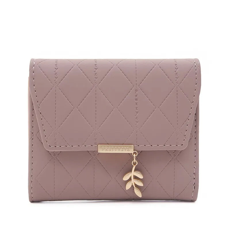 Cartera corta para mujer, nueva, de otoño e invierno, fabricada en Japón y Corea del Sur, pequeña, fresca, de PU, plegable, con colgante de hoja y tres pliegues.
