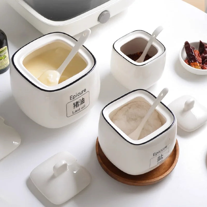 Utensilios de cocina: salero, azucarero con cuchara, tarro de cerámica blanca para condimentos, aceitera, caja para condimentos, herramienta de almacenamiento de cocina.