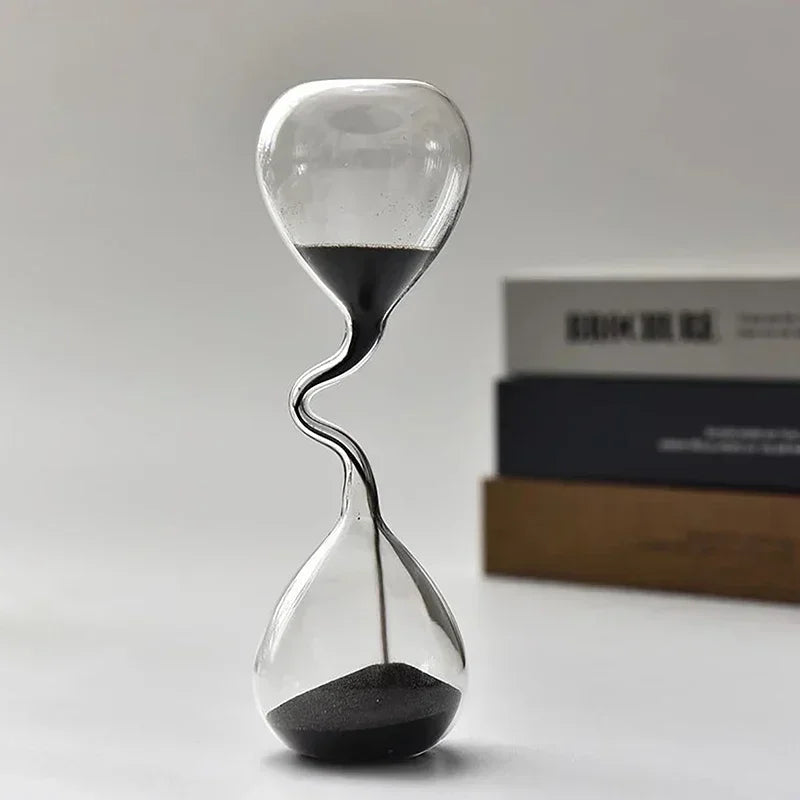 Decoración minimalista para mesa de comedor con diseño curvo de estilo moderno en color negro y artesanía en forma de reloj de arena.