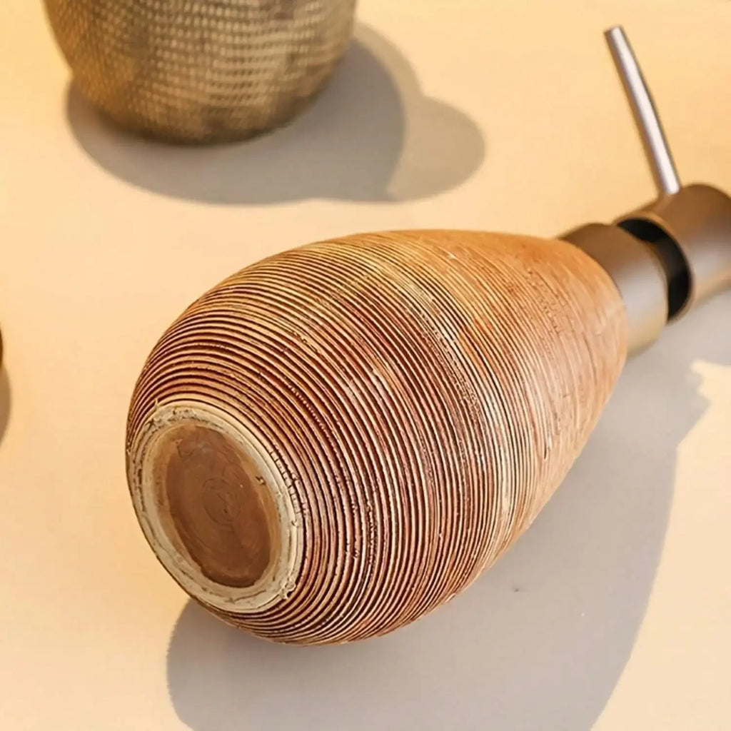 Dispensador de jabón cerámico de estilo retro con bomba, ideal para baños, cocinas y aseos.