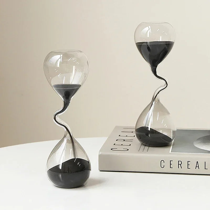 Decoración minimalista para mesa de comedor con diseño curvo de estilo moderno en color negro y artesanía en forma de reloj de arena.