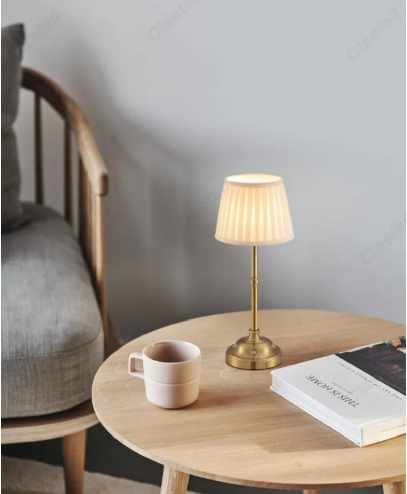 Lámpara de escritorio LED creativa con carga táctil y atenuación, lámpara de mesa de noche para dormitorio, iluminación ambiental pequeña de alta gama