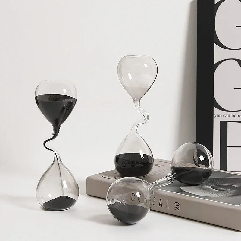 Decoración minimalista para mesa de comedor con diseño curvo de estilo moderno en color negro y artesanía en forma de reloj de arena.