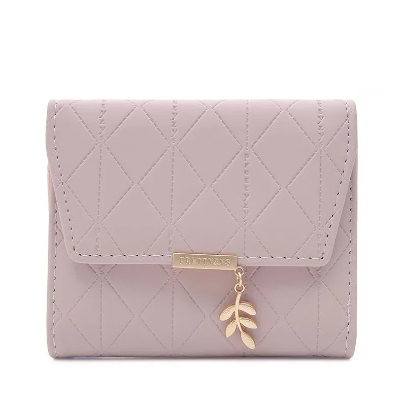 Cartera corta para mujer, nueva, de otoño e invierno, fabricada en Japón y Corea del Sur, pequeña, fresca, de PU, plegable, con colgante de hoja y tres pliegues.