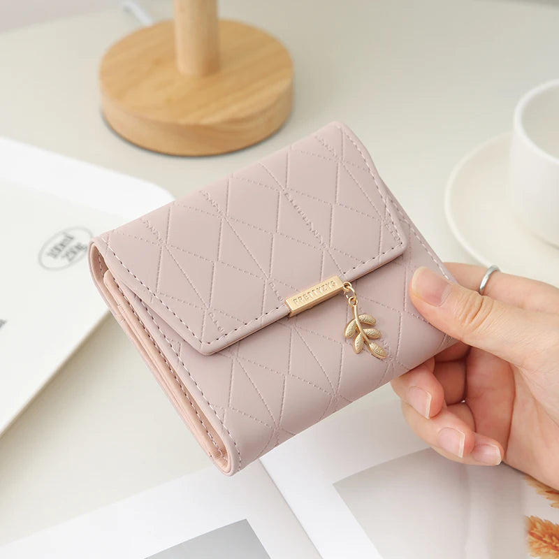 Cartera corta para mujer, nueva, de otoño e invierno, fabricada en Japón y Corea del Sur, pequeña, fresca, de PU, plegable, con colgante de hoja y tres pliegues.