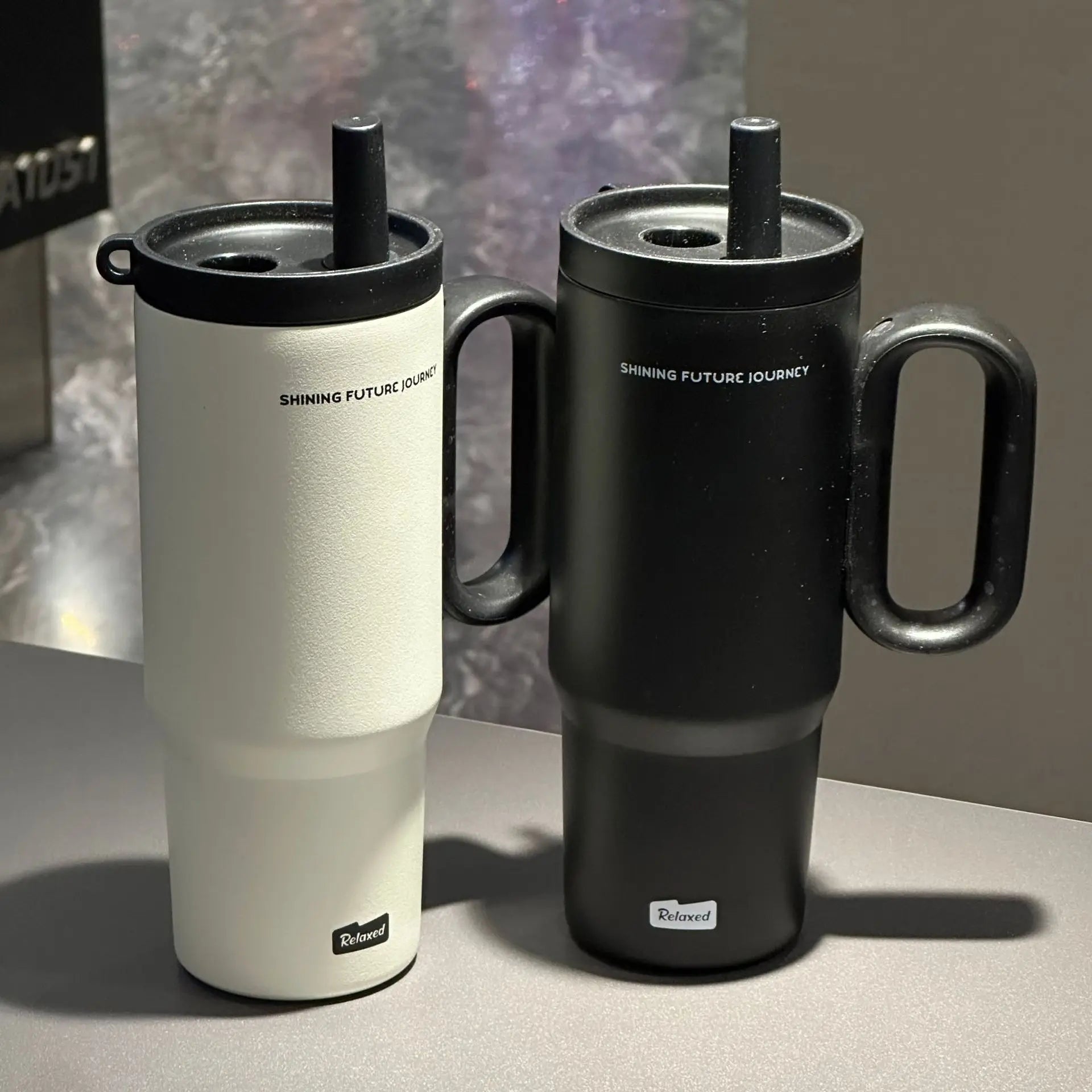 Termo de acero inoxidable de 720 ml con pajita y asa, ideal para café helado, bebidas, viajes en coche y actividades al aire libre.