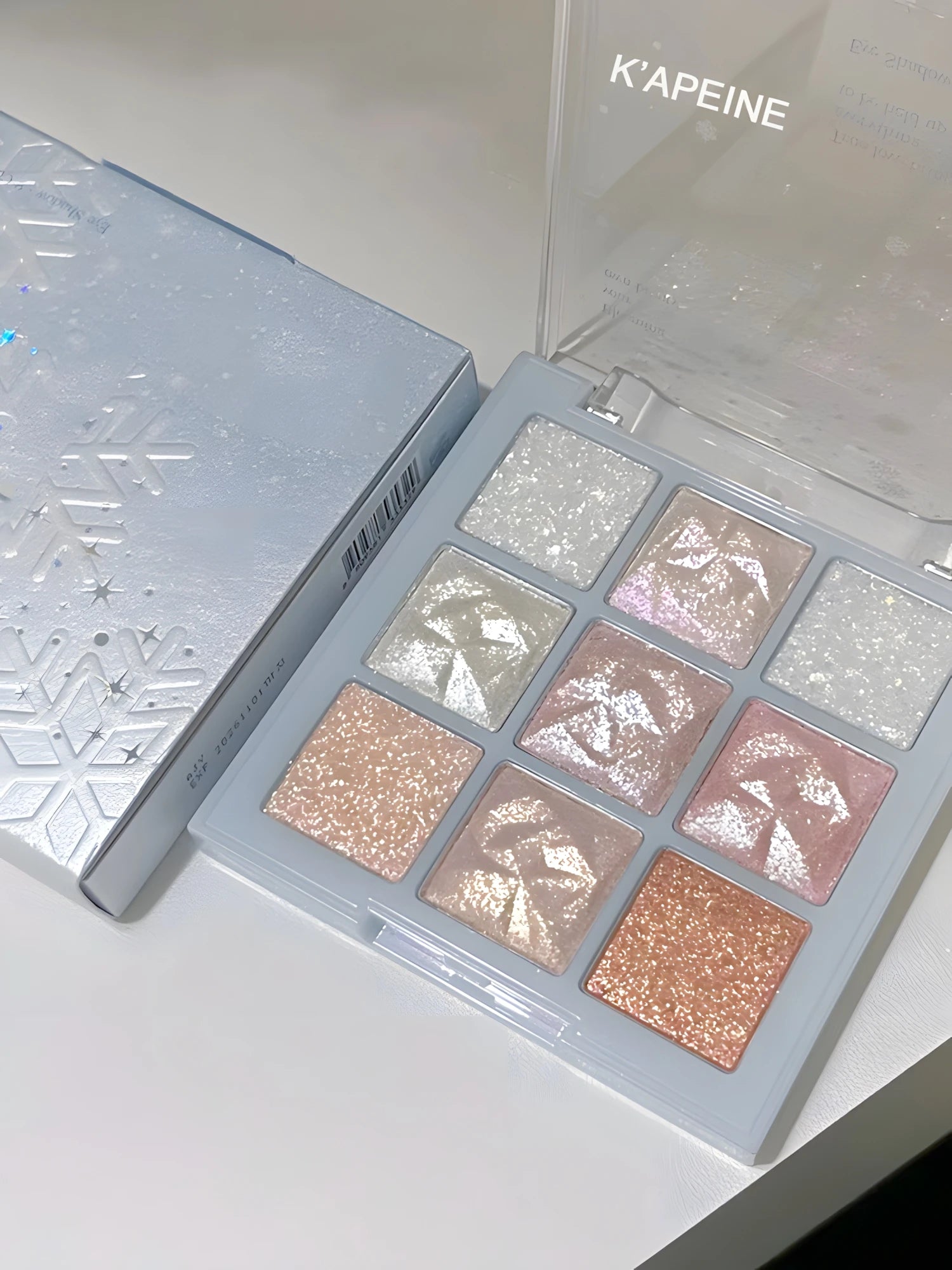 Paleta de sombras de ojos Christmas Snowflake de 9 colores: polvo fino y fácil de aplicar con tonos brillantes, camaleónicos y nacarados en color coral.