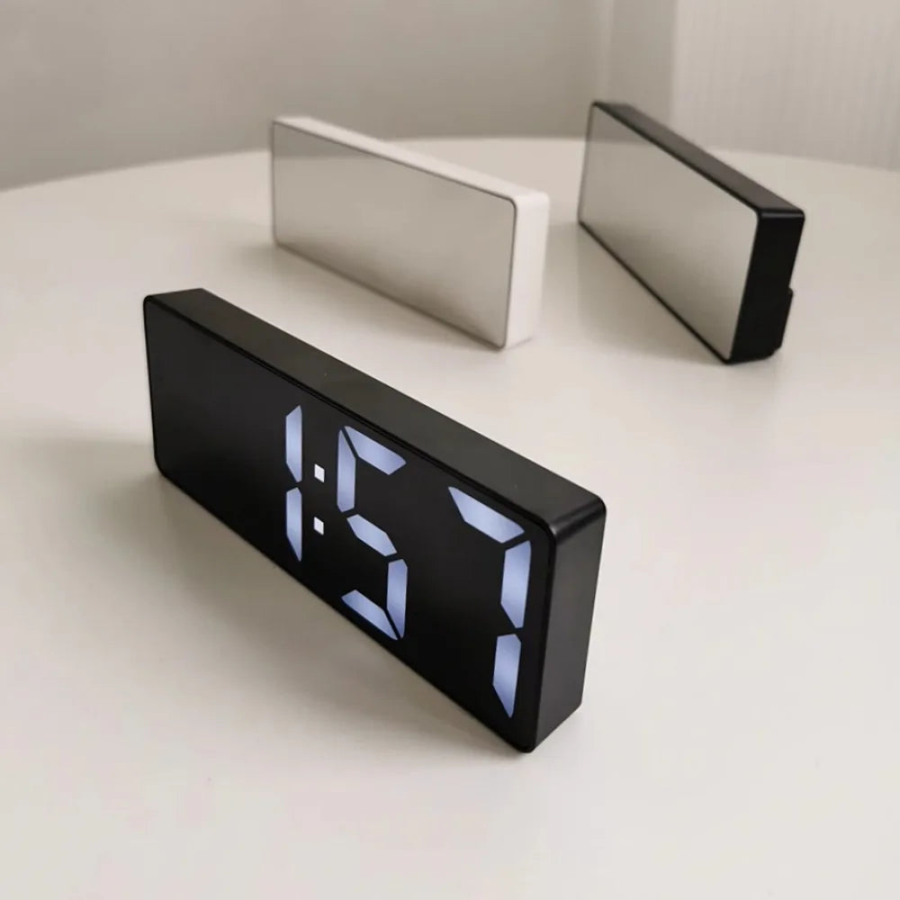 Reloj despertador moderno minimalista con control por voz, multifuncional y portátil con pantalla LED y superficie de espejo en blanco y negro.