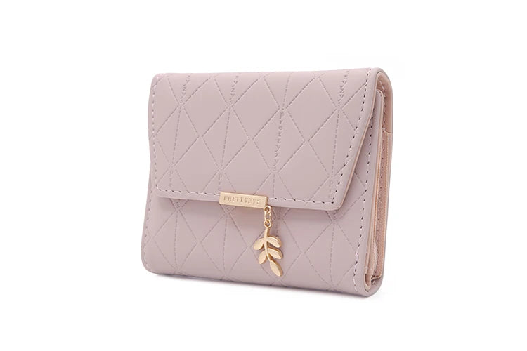 Cartera corta para mujer, nueva, de otoño e invierno, fabricada en Japón y Corea del Sur, pequeña, fresca, de PU, plegable, con colgante de hoja y tres pliegues.