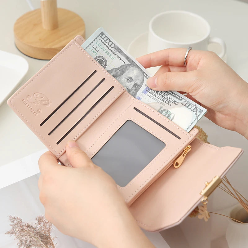 Cartera corta para mujer, nueva, de otoño e invierno, fabricada en Japón y Corea del Sur, pequeña, fresca, de PU, plegable, con colgante de hoja y tres pliegues.