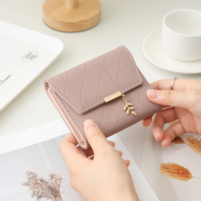 Cartera corta para mujer, nueva, de otoño e invierno, fabricada en Japón y Corea del Sur, pequeña, fresca, de PU, plegable, con colgante de hoja y tres pliegues.