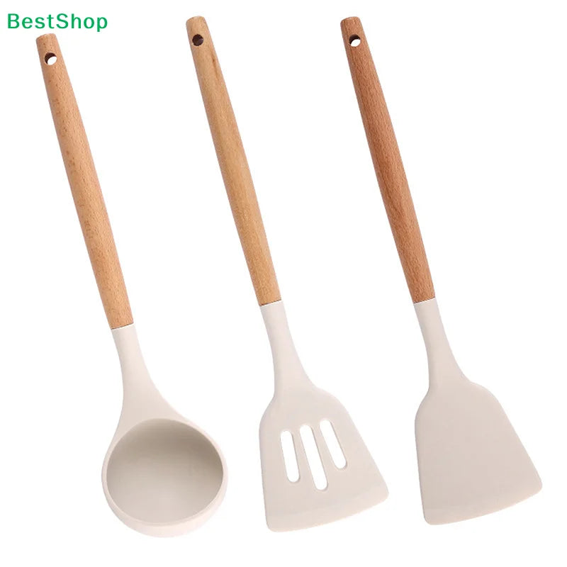 Juego de utensilios de cocina de silicona con mangos de madera: espátula y cucharón resistentes al calor para sartenes antiadherentes.