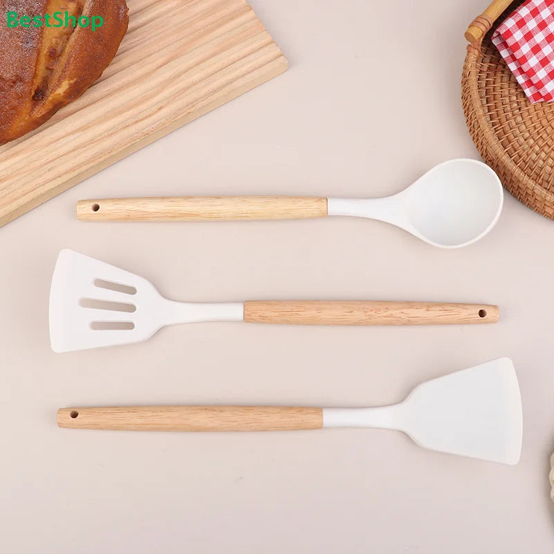 Juego de utensilios de cocina de silicona con mangos de madera: espátula y cucharón resistentes al calor para sartenes antiadherentes.