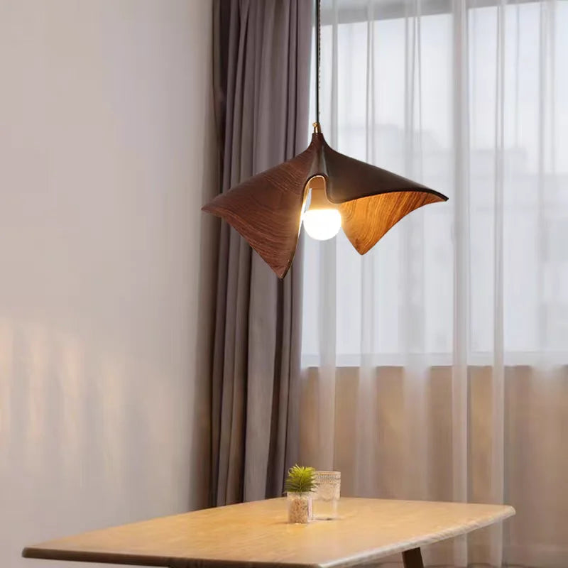 Lámpara de techo LED con pantalla de resina negra y blanca de diseño minimalista, ideal para decorar mesas de comedor, bares y dormitorios.