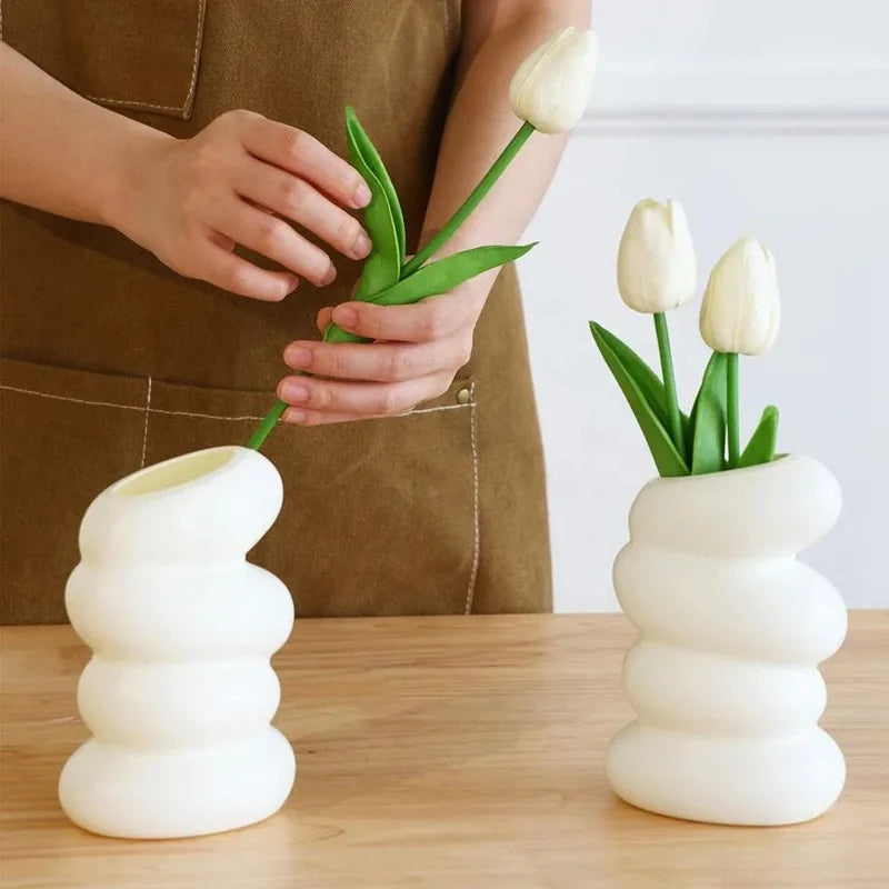 1 jarrón blanco de plástico en espiral, estilo nórdico, creativo, para arreglos florales, ideal para la decoración del hogar, la cocina, el salón y el dormitorio.