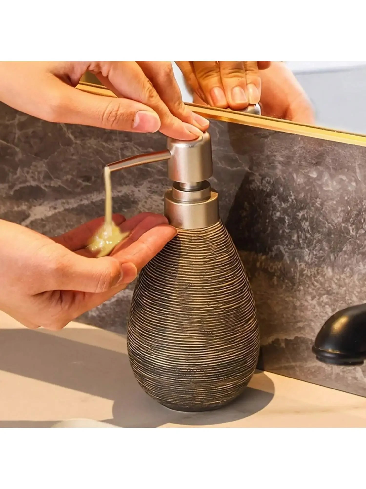 Dispensador de jabón cerámico de estilo retro con bomba, ideal para baños, cocinas y aseos.