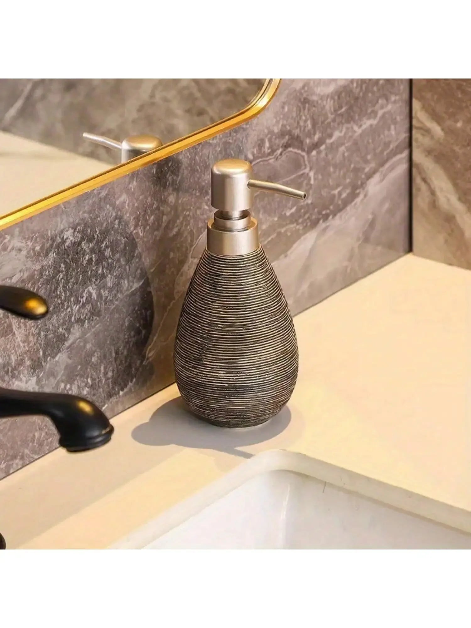 Dispensador de jabón cerámico de estilo retro con bomba, ideal para baños, cocinas y aseos.