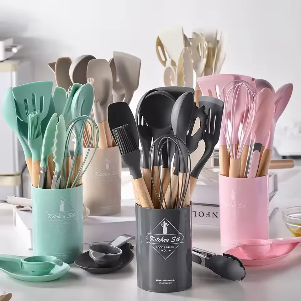 Juego de 12 piezas de utensilios de cocina de silicona antiadherentes: espátula, pala, cuchara, brocha, batidor, mango de madera.