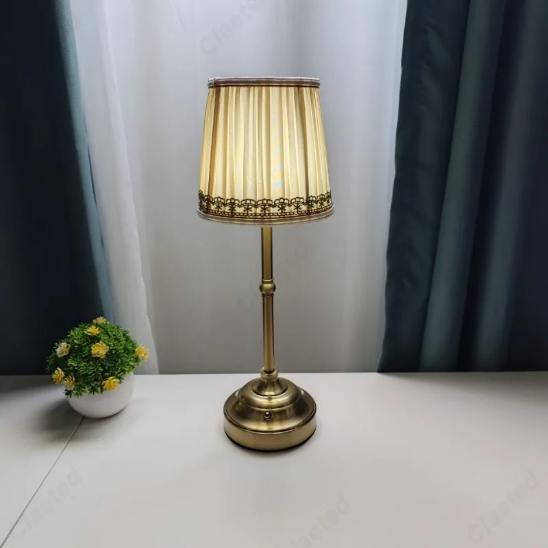 Lámpara de escritorio LED creativa con carga táctil y atenuación, lámpara de mesa de noche para dormitorio, iluminación ambiental pequeña de alta gama