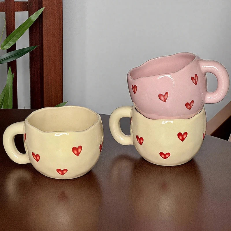 Taza de café de cerámica con diseño de corazón pintado a mano y asa para té con leche. Regalo romántico para parejas en San Valentín y aniversario.