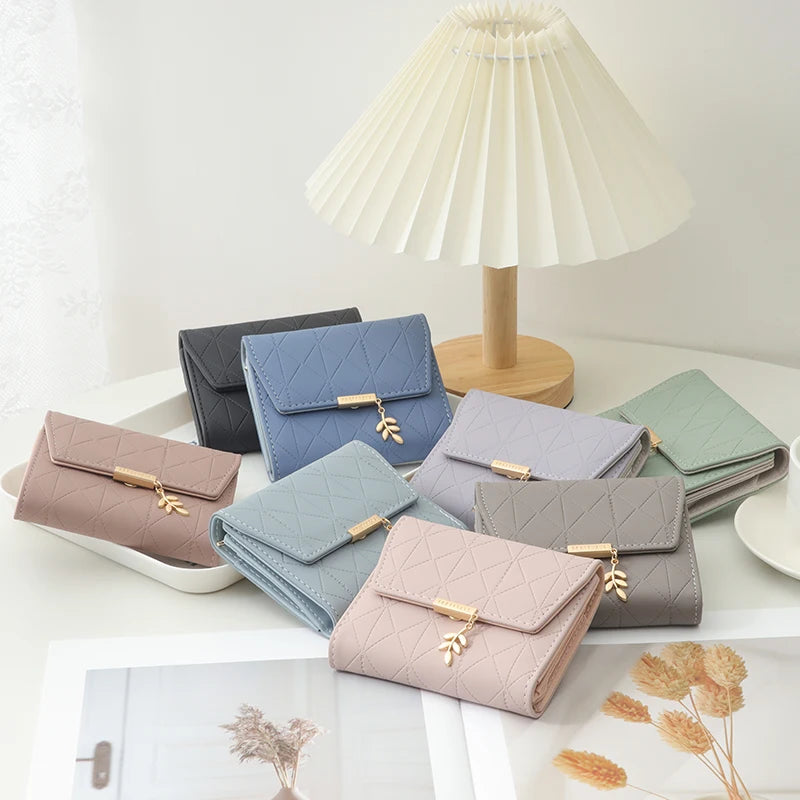 Cartera corta para mujer, nueva, de otoño e invierno, fabricada en Japón y Corea del Sur, pequeña, fresca, de PU, plegable, con colgante de hoja y tres pliegues.