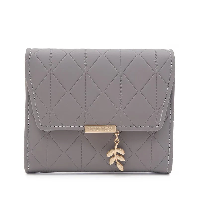 Cartera corta para mujer, nueva, de otoño e invierno, fabricada en Japón y Corea del Sur, pequeña, fresca, de PU, plegable, con colgante de hoja y tres pliegues.