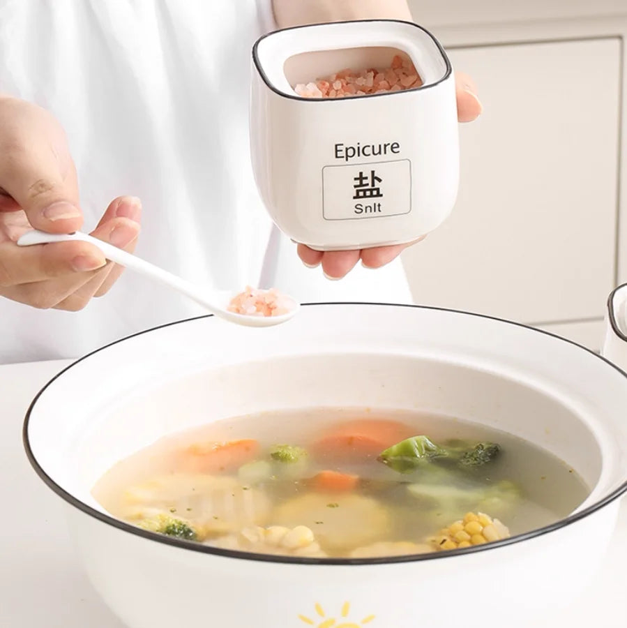 Utensilios de cocina: salero, azucarero con cuchara, tarro de cerámica blanca para condimentos, aceitera, caja para condimentos, herramienta de almacenamiento de cocina.