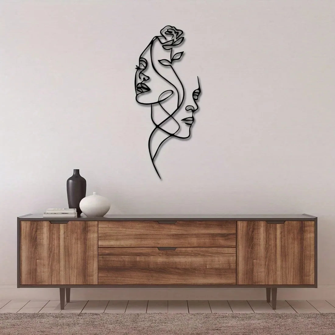 Silueta minimalista de pareja en metal para pared - Escultura abstracta romántica entrelazada con detalles florales, elegante y vertical.