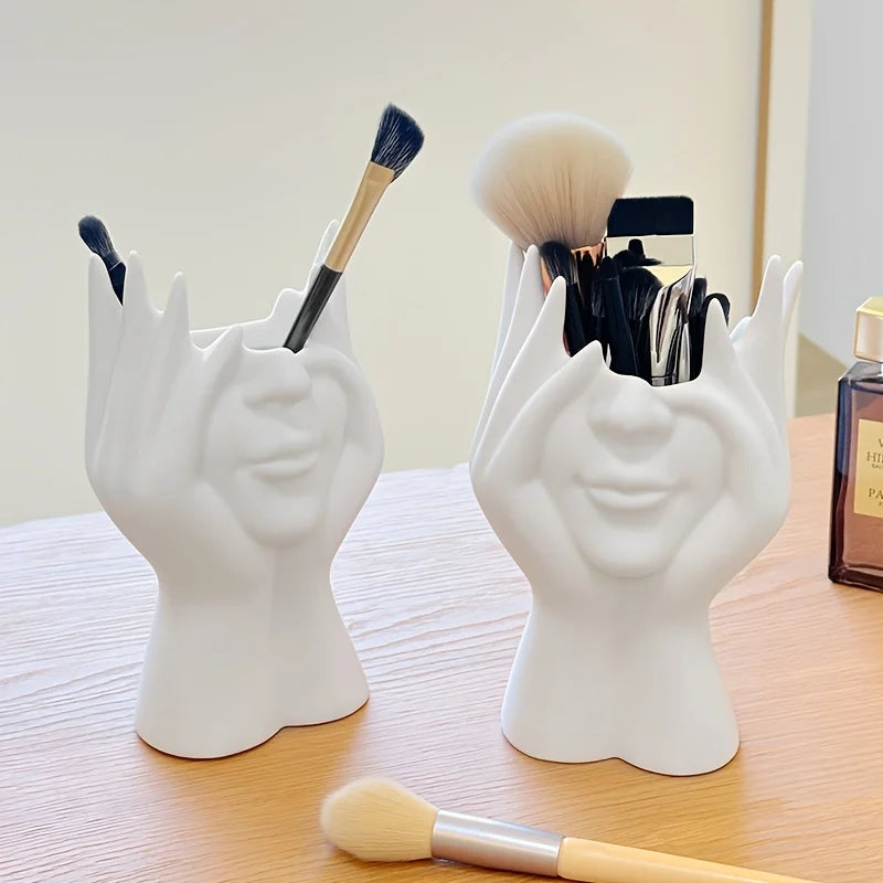 Este organizador de maquillaje es ligero, portátil y perfecto para usar en el escritorio y el baño, y permite guardar brochas y cosméticos.