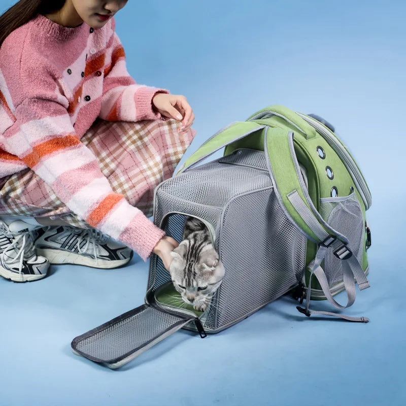 Mochila transportadora para mascotas espaciosa y expandible con correas dobles para los hombros y asa superior. Diseño apto para todas las estaciones para un viaje cómodo.