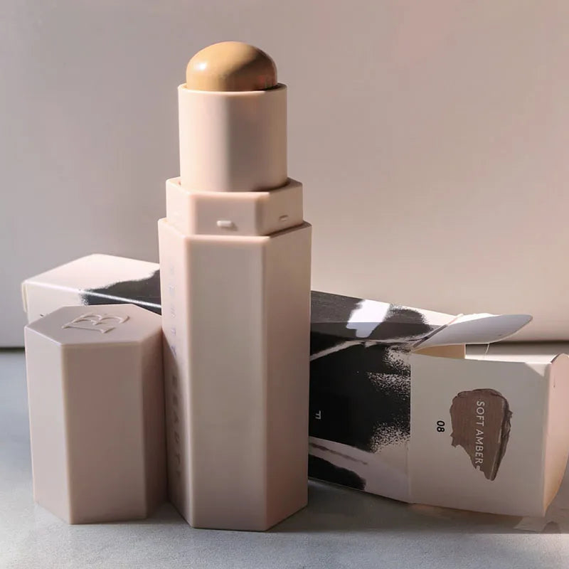 Maquillaje con barra de contorno multicolor de Fenty Beauty, corrector facial mate 3D Diamond Highlight, brillo labial a base de agua que no se desvanece.