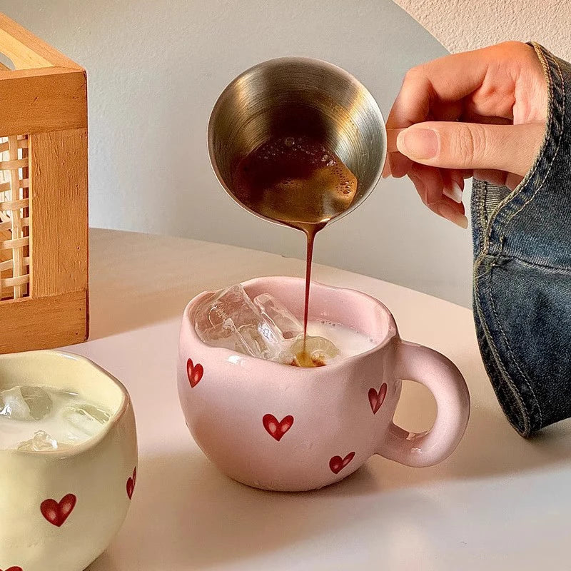 1 taza de cerámica pintada a mano con diseño de corazón, ideal para agua, leche o como regalo de San Valentín.