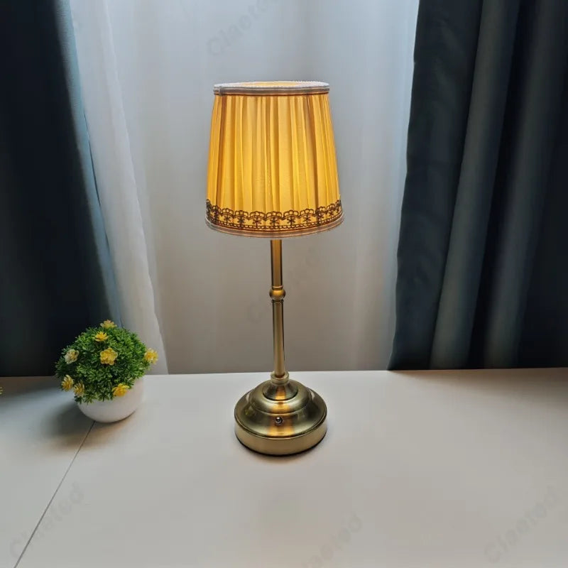 Lámpara de escritorio LED creativa con carga táctil y atenuación, lámpara de mesa de noche para dormitorio, iluminación ambiental pequeña de alta gama
