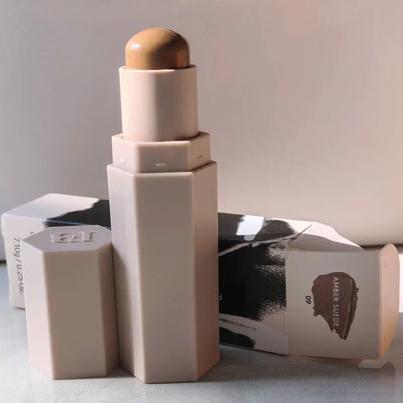 Maquillaje con barra de contorno multicolor de Fenty Beauty, corrector facial mate 3D Diamond Highlight, brillo labial a base de agua que no se desvanece.