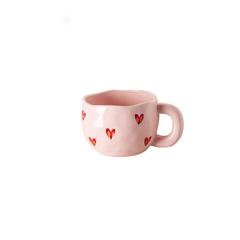 Taza de café de cerámica con diseño de corazón pintado a mano y asa para té con leche. Regalo romántico para parejas en San Valentín y aniversario.