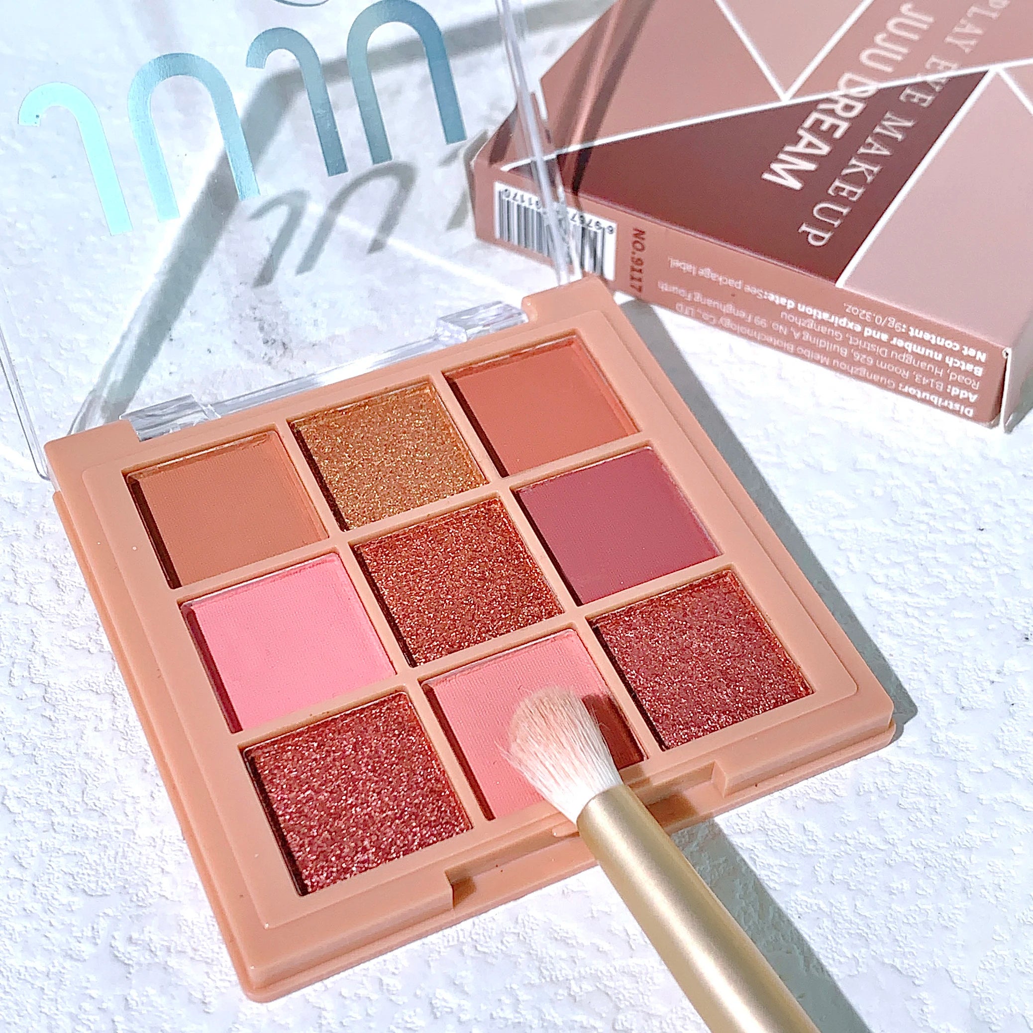 Paleta de sombras de ojos de nueve colores con perlas, brillo sutil, destellos superpuestos, purpurina brillante y colores vibrantes. Nueva.