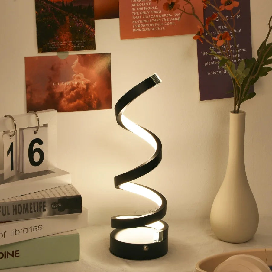 Lámpara de escritorio espiral moderna de lujo en blanco y negro con carga fácil, control táctil de 3 colores y 10 niveles de atenuación para hoteles.