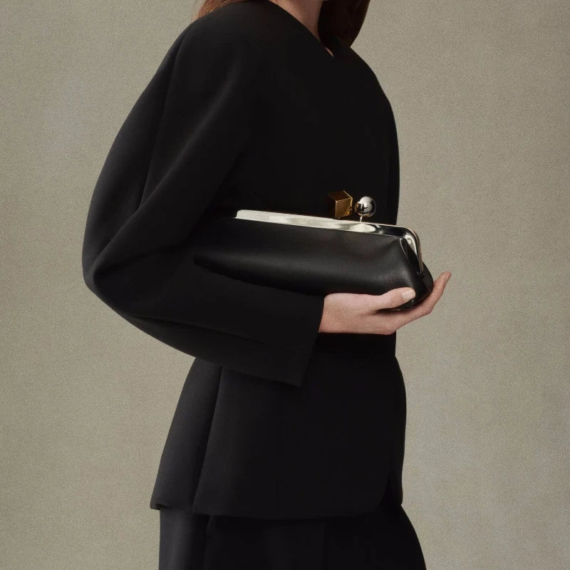 Bolso de mano largo con correa de hombro extraíble, bolso baguette de moda para mujer, bolso de mano de lujo de diseñador con clip para mujer.