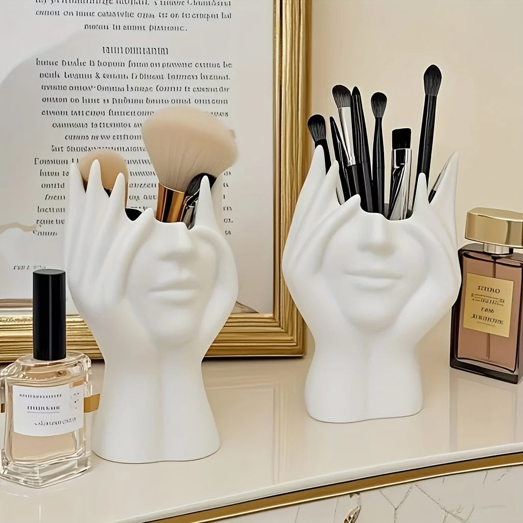 Este organizador de maquillaje es ligero, portátil y perfecto para usar en el escritorio y el baño, y permite guardar brochas y cosméticos.