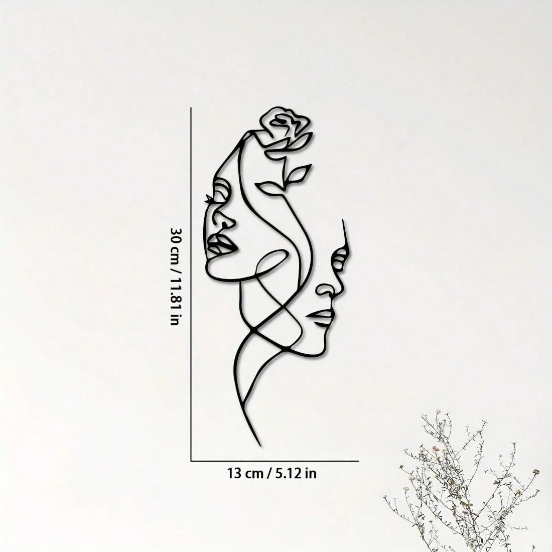 Silueta minimalista de pareja en metal para pared - Escultura abstracta romántica entrelazada con detalles florales, elegante y vertical.
