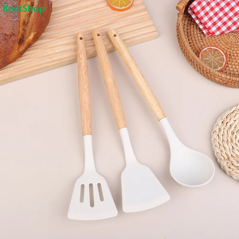 Juego de utensilios de cocina de silicona con mangos de madera: espátula y cucharón resistentes al calor para sartenes antiadherentes.