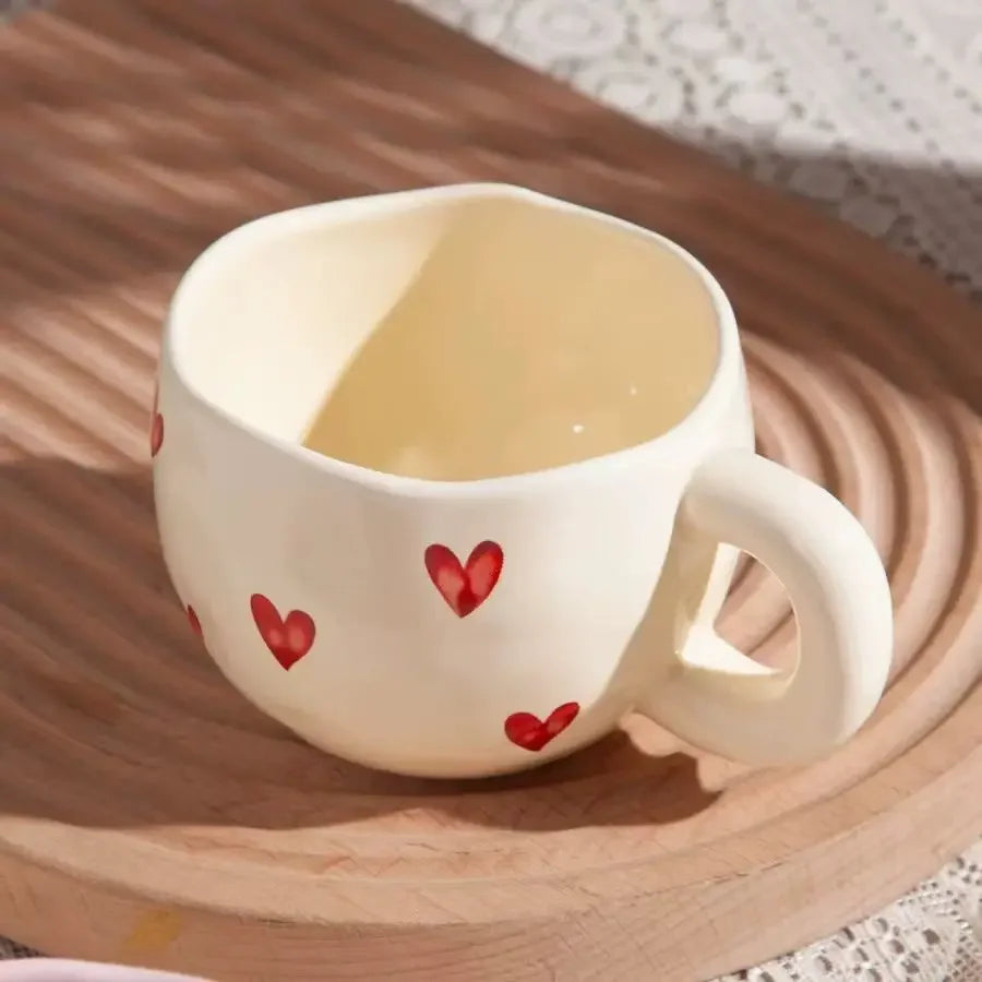 Taza de café de cerámica con diseño de corazón pintado a mano y asa para té con leche. Regalo romántico para parejas en San Valentín y aniversario.