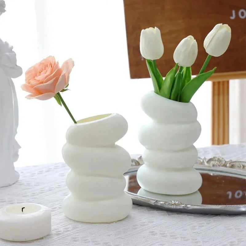 1 jarrón blanco de plástico en espiral, estilo nórdico, creativo, para arreglos florales, ideal para la decoración del hogar, la cocina, el salón y el dormitorio.